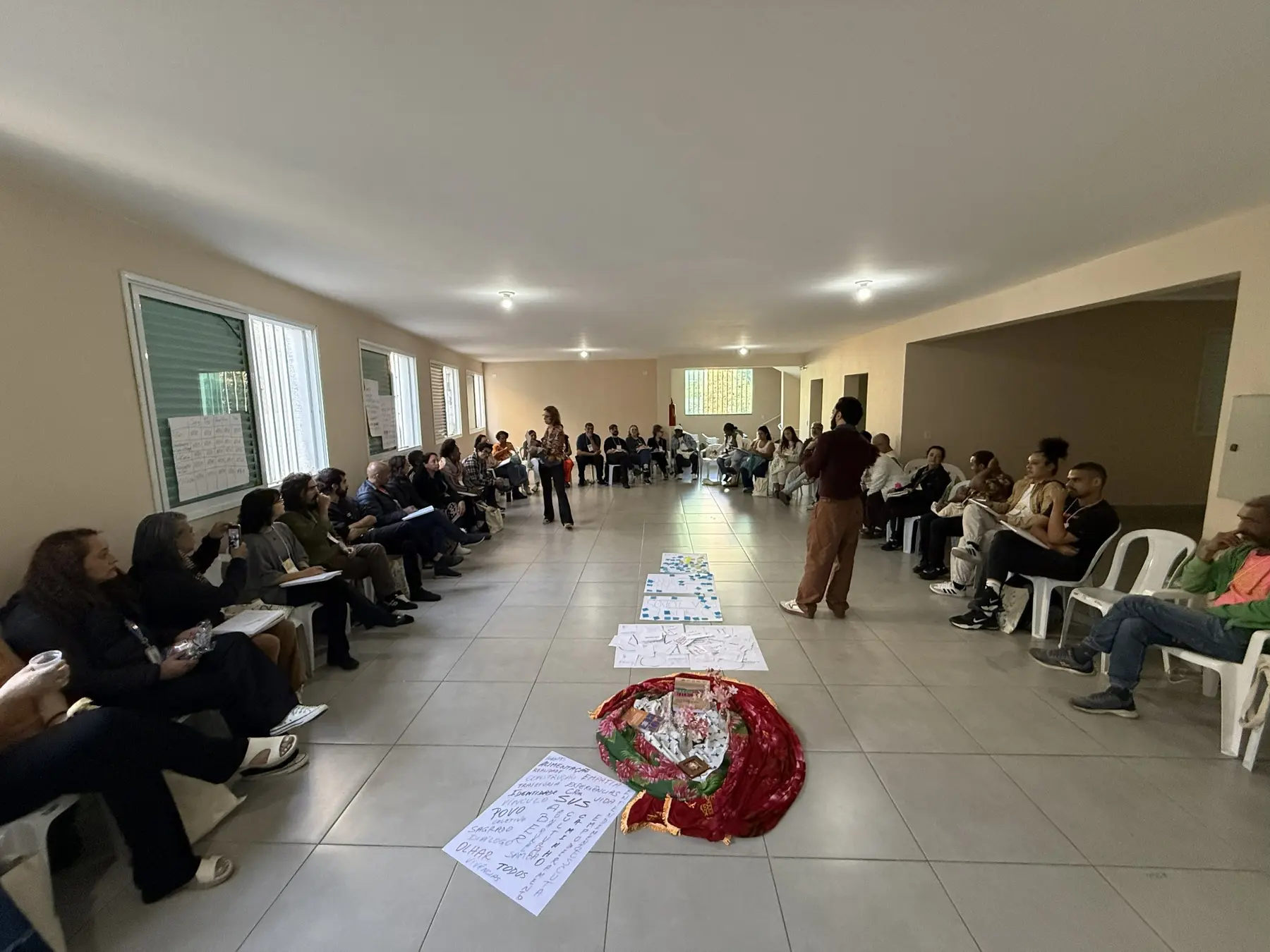 A grande roda acolhe a leitura coletiva das produções do grupo.