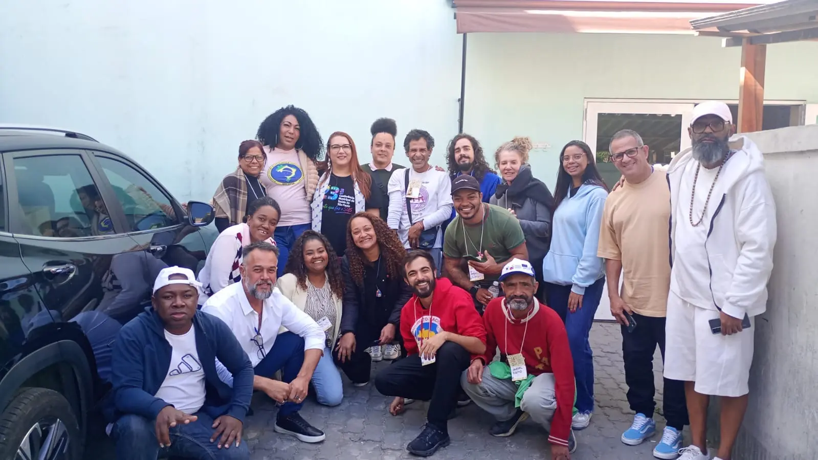Educadores, educadoras e participantes celebram juntos o encerramento da semana formativa.