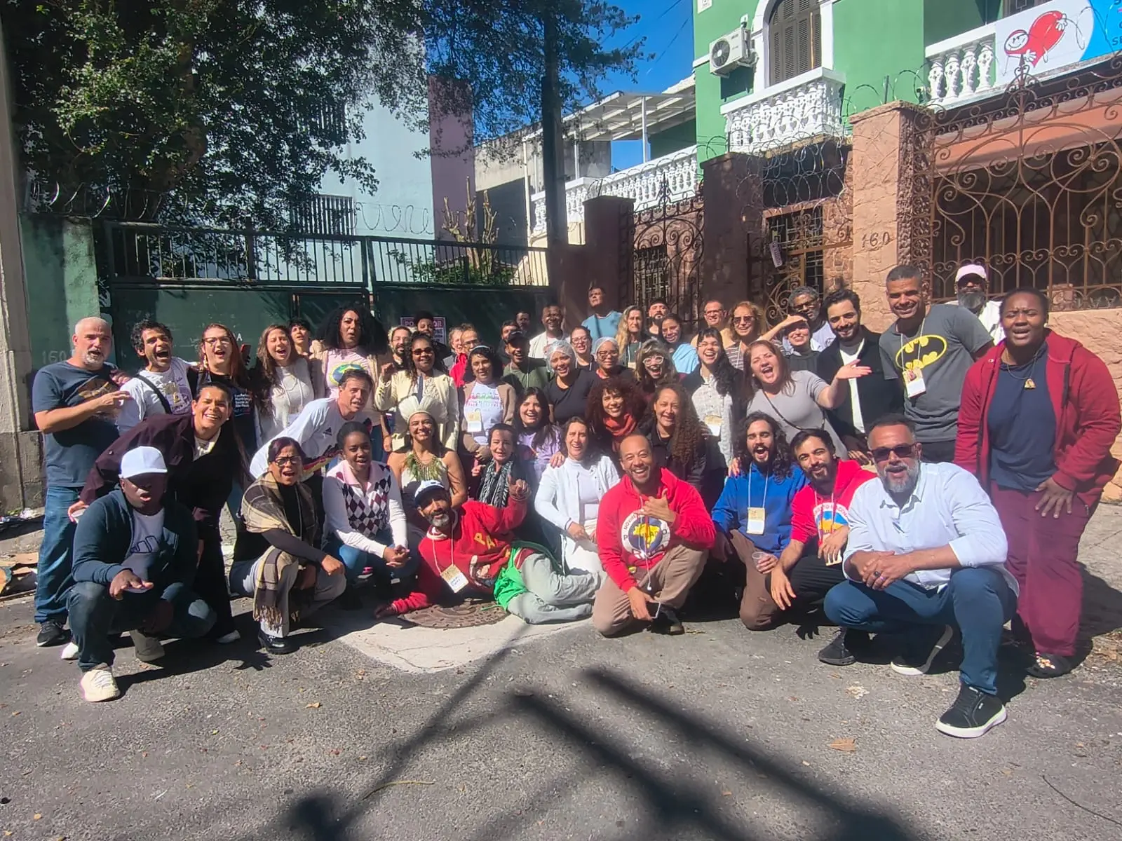 Retrato do grupo reunido ao fim de uma atividade.
