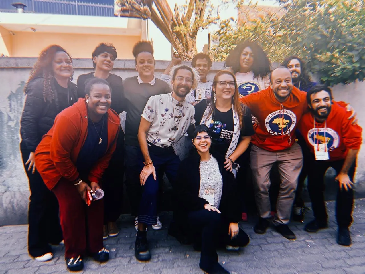 Educadores e educadoras em um momento de convivência.