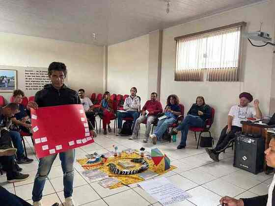 Participante apresentando atividade coletiva no primeiro encontro do EdPopRua SP em Assis