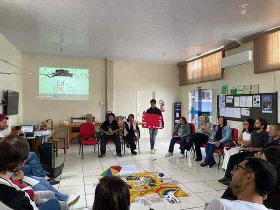Turma dialogando sobre atividade da Estação 1 no encontro presencial do EdPopRua SP em Assis
