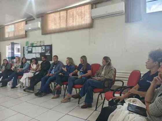 Educandas, educandos e equipe participando da roda de diálogo da Estação 1 em Assis