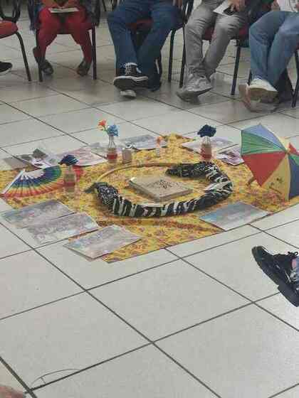 Participantes em roda ao redor da ambientação no primeiro encontro presencial do EdPopRua SP em Assis