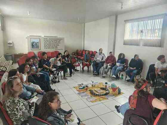 Turma 01 de Assis reunida em roda de conversa durante a Estação 1 do EdPopRua SP